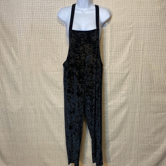Urban Outfitters Black Lightweight Crushed Velvet Overalls - Picture 2 of 9